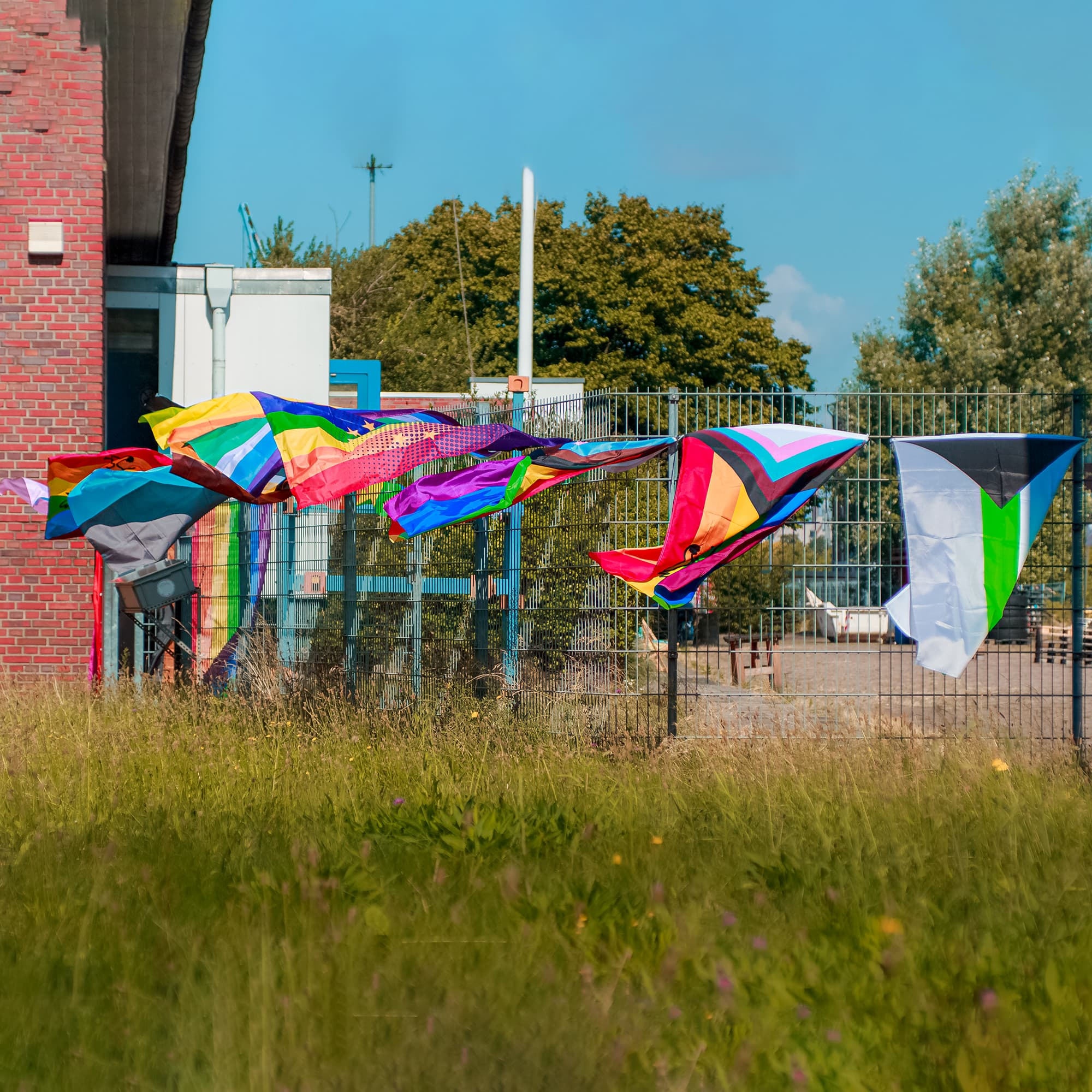 auf dem bild ist die CSD Bremen pride flagge zusehen. mit den muster der bremer stadtmusikanten