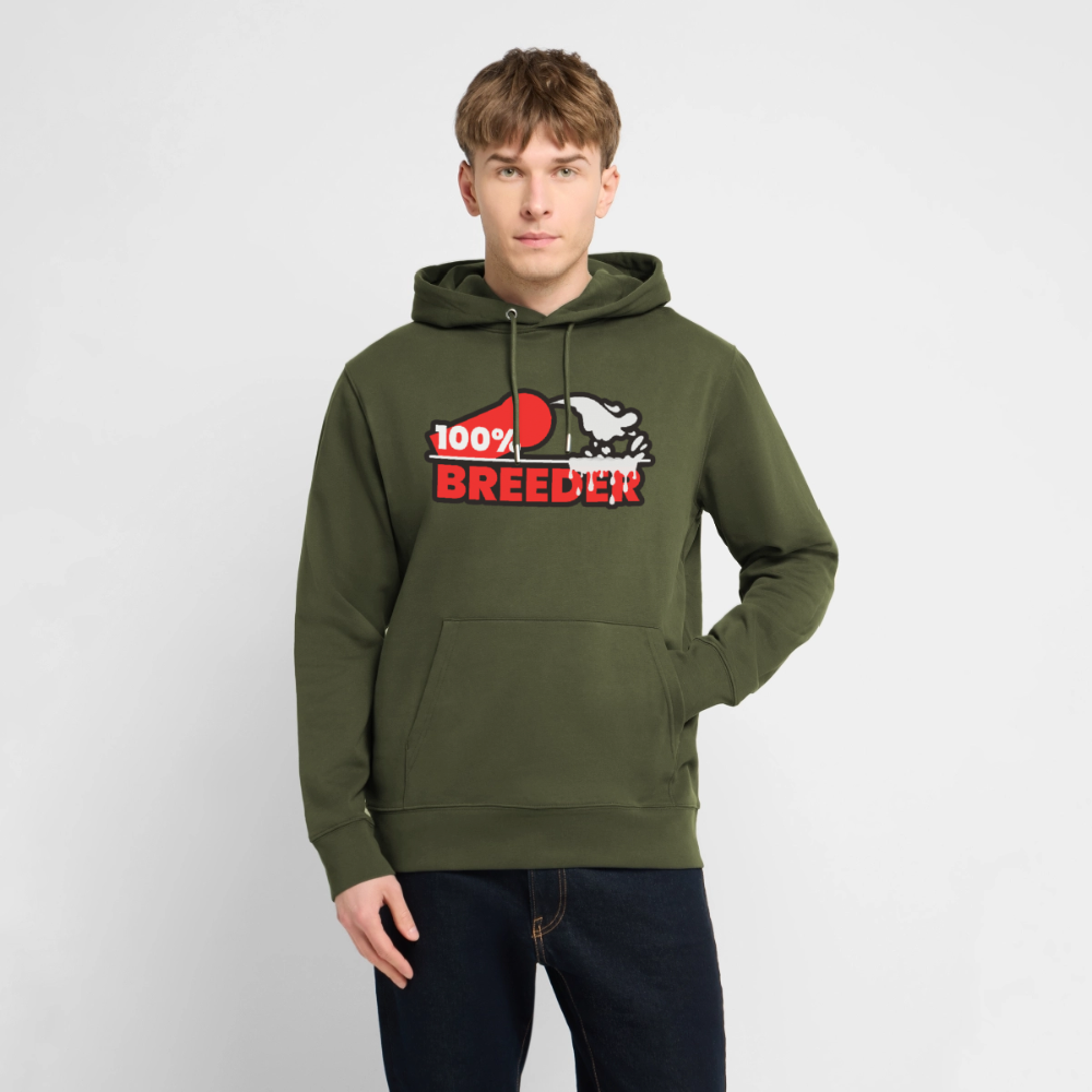 Mann in khaki grünem Bio-Hoodie mit dem kraftvollen "100% Breeder" Kink Fetish Design