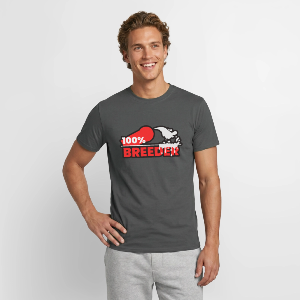 Junger Mann trägt anthrazitis T-Shirt mit dem starken "100% Breeder" Kink Fetish Design – selbstbewusstes Top Statement