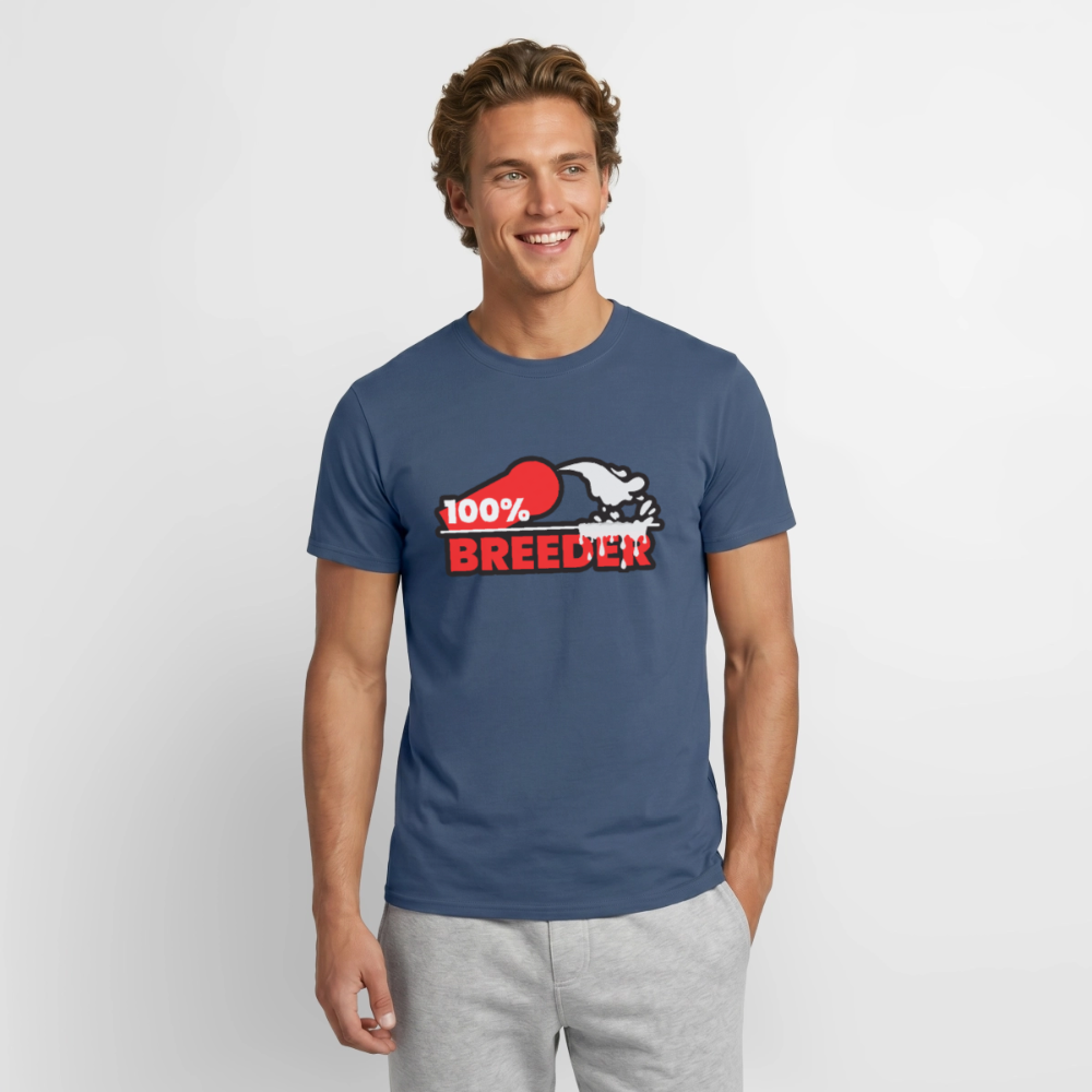 Mann in einem dunkel demiblauen T-Shirt mit dem frechen und kraftvollen 100% Breeder Statement