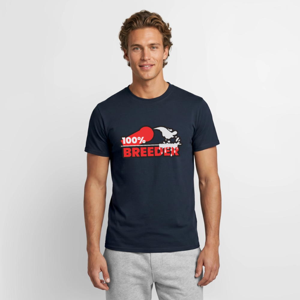 Lächelnder Top-Mann im navy blauen Pride-T-Shirt mit dem selbstbewussten 100% Breeder Fetish Motiv