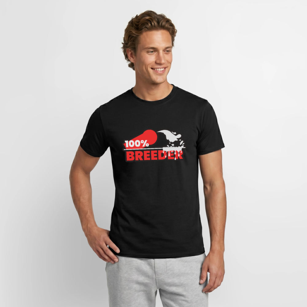 Junger Mann trägt ein schwarzes T-Shirt mit dominantem "100% Breeder" Kink Design