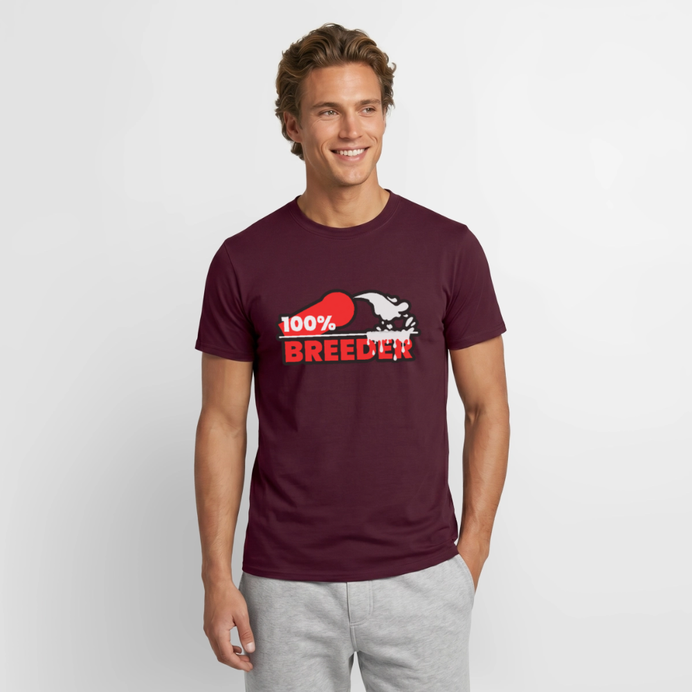 Selbstsicherer Top im ziegelroten T-Shirt mit "100% Breeder" Fetish Pride Design