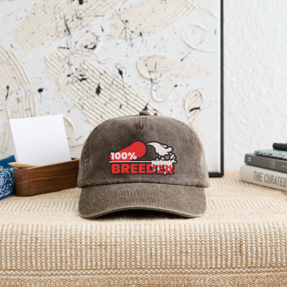 Vintage braunes Cap mit dem selbstbewussten 100% Breeder Motiv in moderner Garderobe – starkes Top Statement für die Kink Szene