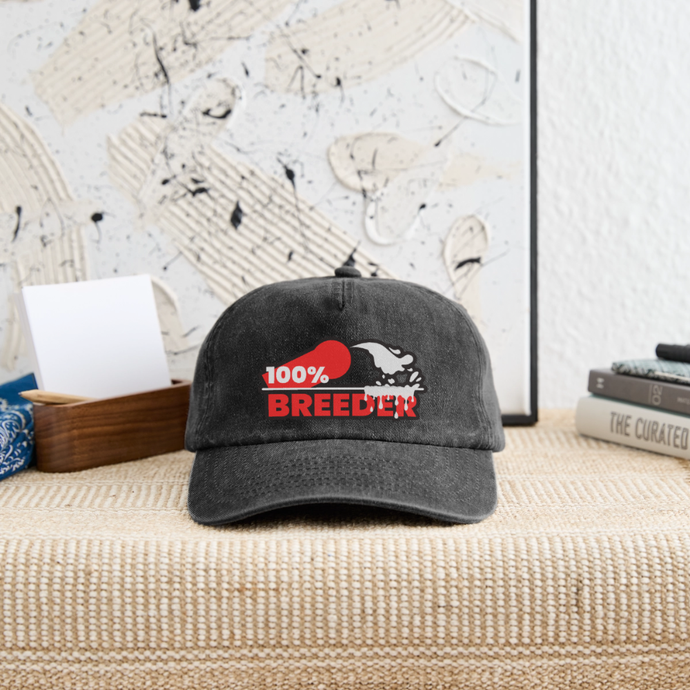 Schwarzes Vintage Cap mit kräftigem "100% Breeder" Statement in der Garderobe – ideales Fetisch Pride Accessoire