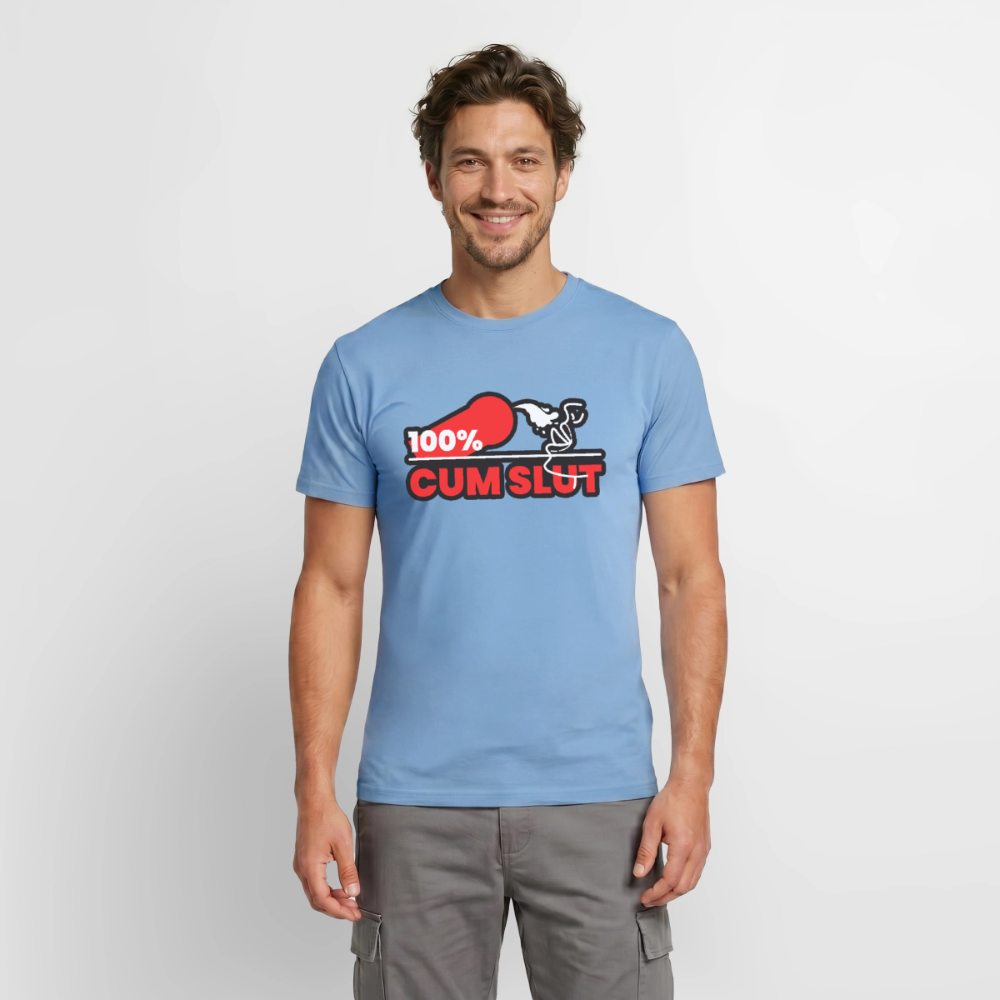 Junger Mann trägt carolina blaues T-Shirt mit frechem "100% Cum Slut" Kink Fetish Design