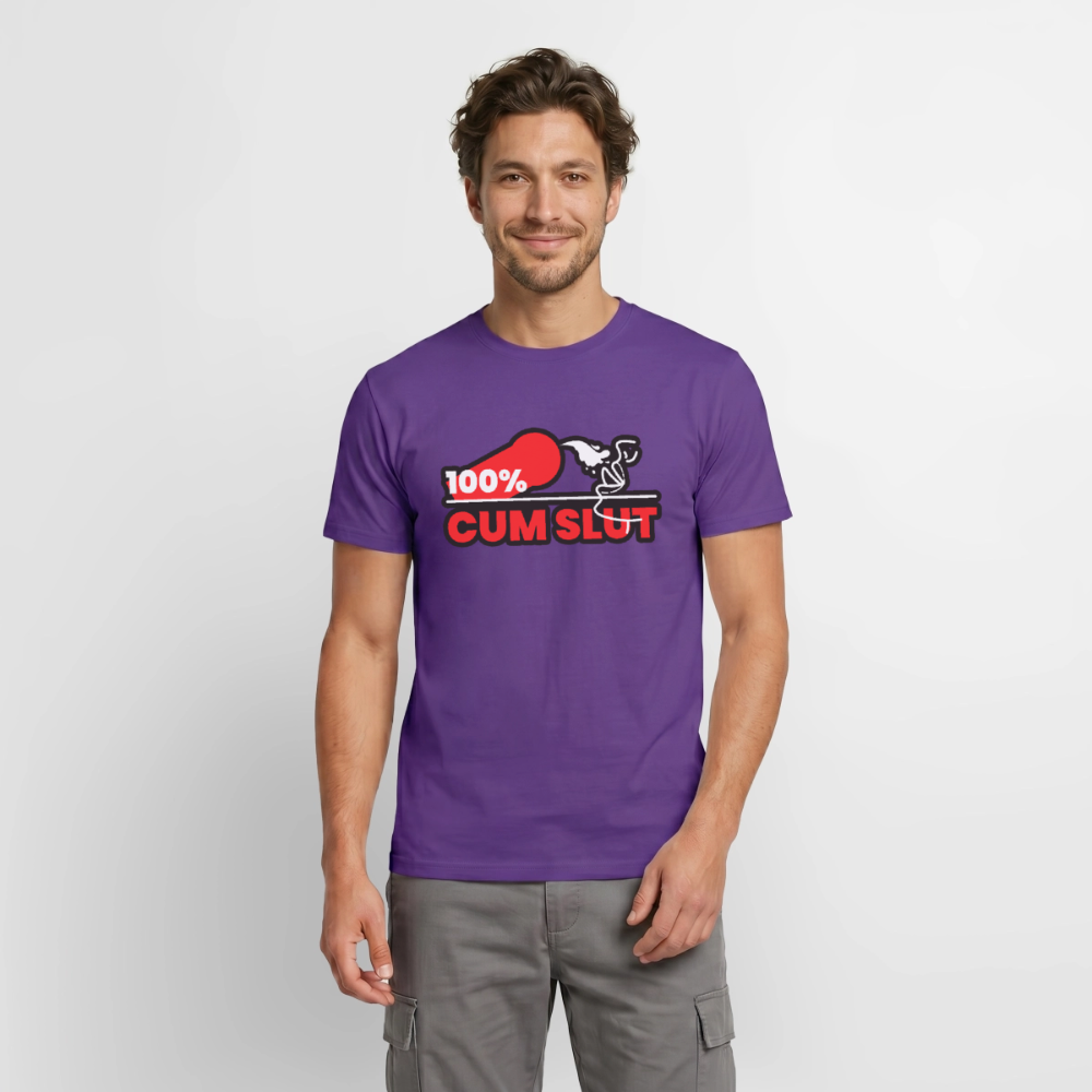Selbstbewusster Mann in lila T-Shirt mit frechem "100% Cum Slut" Fetish Statement