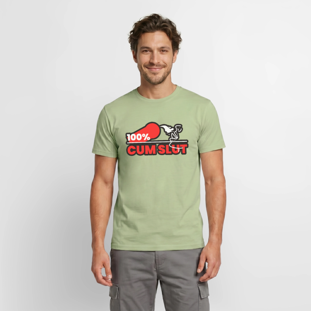 Junger Mann trägt sage grünes T-Shirt mit humorvollem Cum Slut Pride Motiv