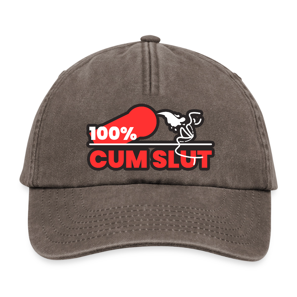 Vintage braunes Cap mit direktem "100% Cum Slut" Motiv – selbstbewusstes Accessoire für devote Twinks und Bottoms