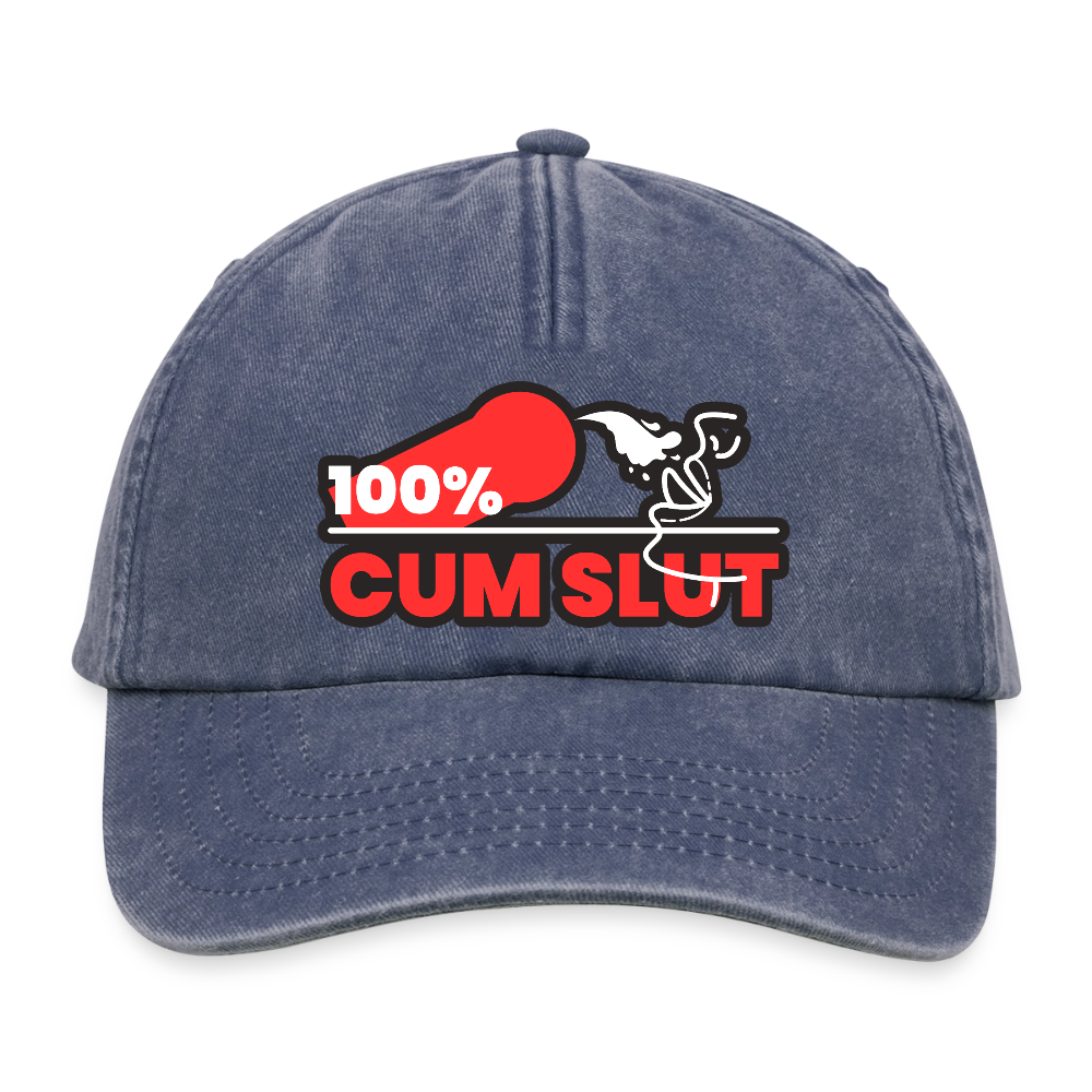 Vintage Denim Cap mit dem ikonischen "100% Cum Slut" Kink Fetish Design von PrideLAB auf transparentem Hintergrund – provokantes Bottom Statement