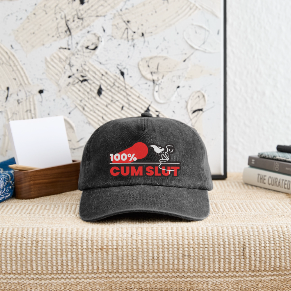 Schwarzes Vintage Cap mit kräftigem roten "100% Cum Slut" Fetish Statement – starkes Accessoire für devote Twinks und Kink Liebhaber