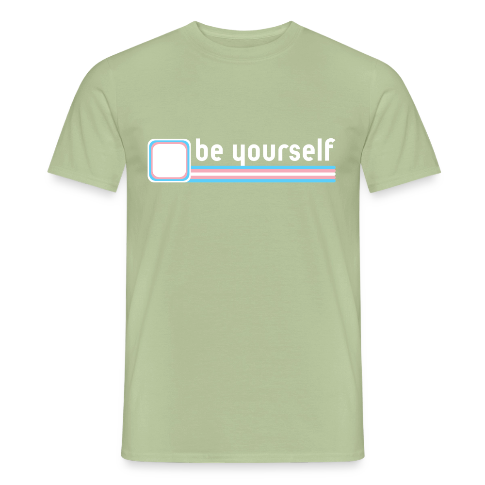 Freigestelltes T-Shirt im sanften Sage-Grün. Die klare weiße Typografie „be yourself" wird von präzisen Linien in Hellblau, Rosa und Weiß unterstrichen – ein minimalistisches Statement für echte Trans-Sichtbarkeit.