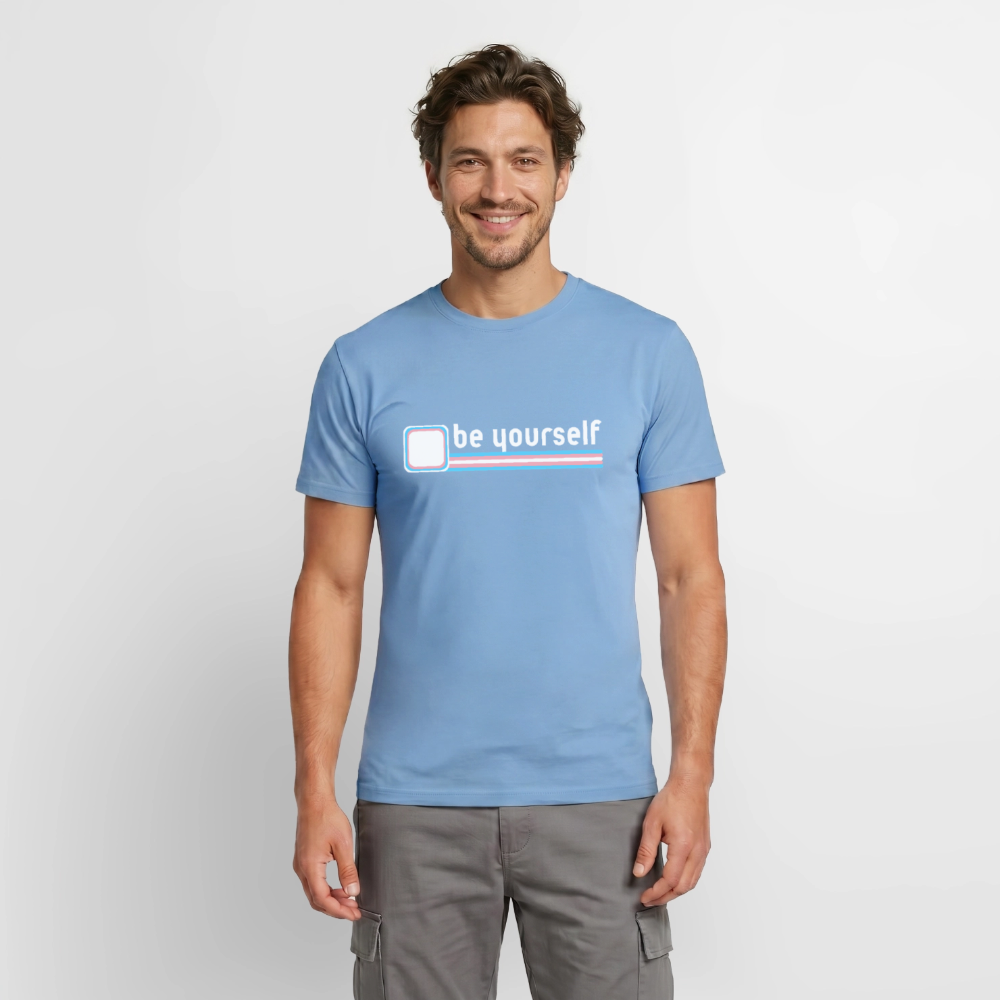 Ein Model trägt das hellblaue Carolina Blue T-Shirt mit dem Trans-Pride-Motiv. Die Kombination aus reduziertem Design, Checkbox-Element und klarer Typografie ist das perfekte Outfit für echte Sichtbarkeit.