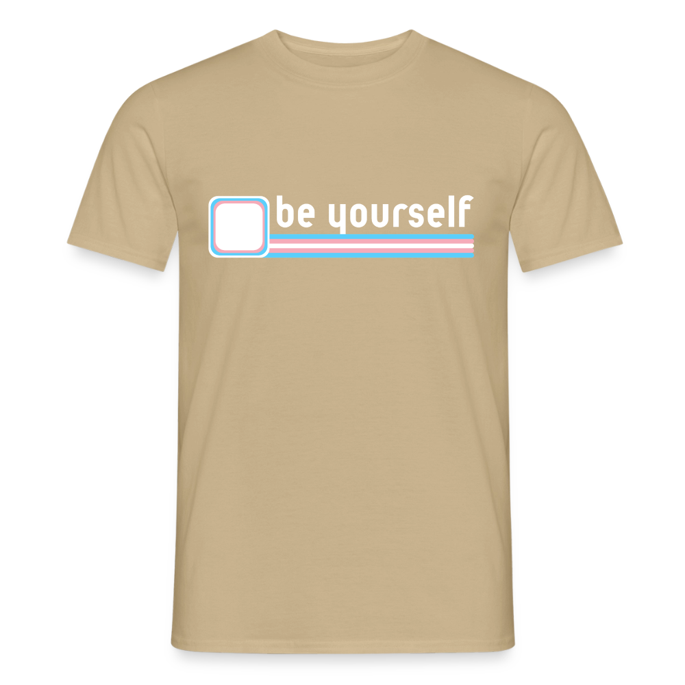 Das sandbeige T-Shirt präsentiert sich mit dem klaren "be yourself"-Schriftzug auf transparentem Hintergrund. Das abgerundete Quadrat und die Trans-Farben machen queere Identität kompromisslos sichtbar.