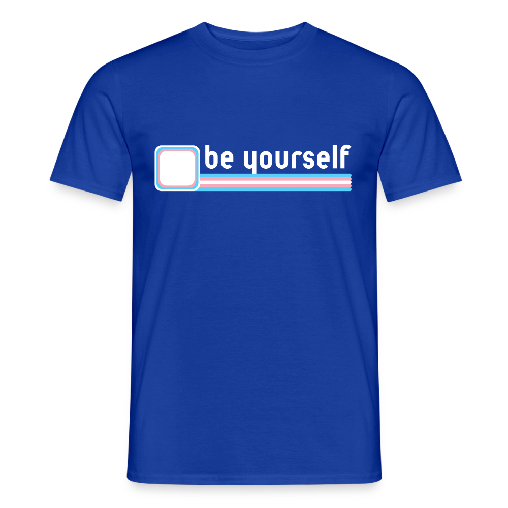 Dunkelblaues T-Shirt auf transparentem Hintergrund, das durch die helle "be yourself"-Typografie besticht. Das abgerundete Quadrat und die Trans-Streifen setzen einen klaren, visuellen Haken an die eigene unantastbare Identität.
