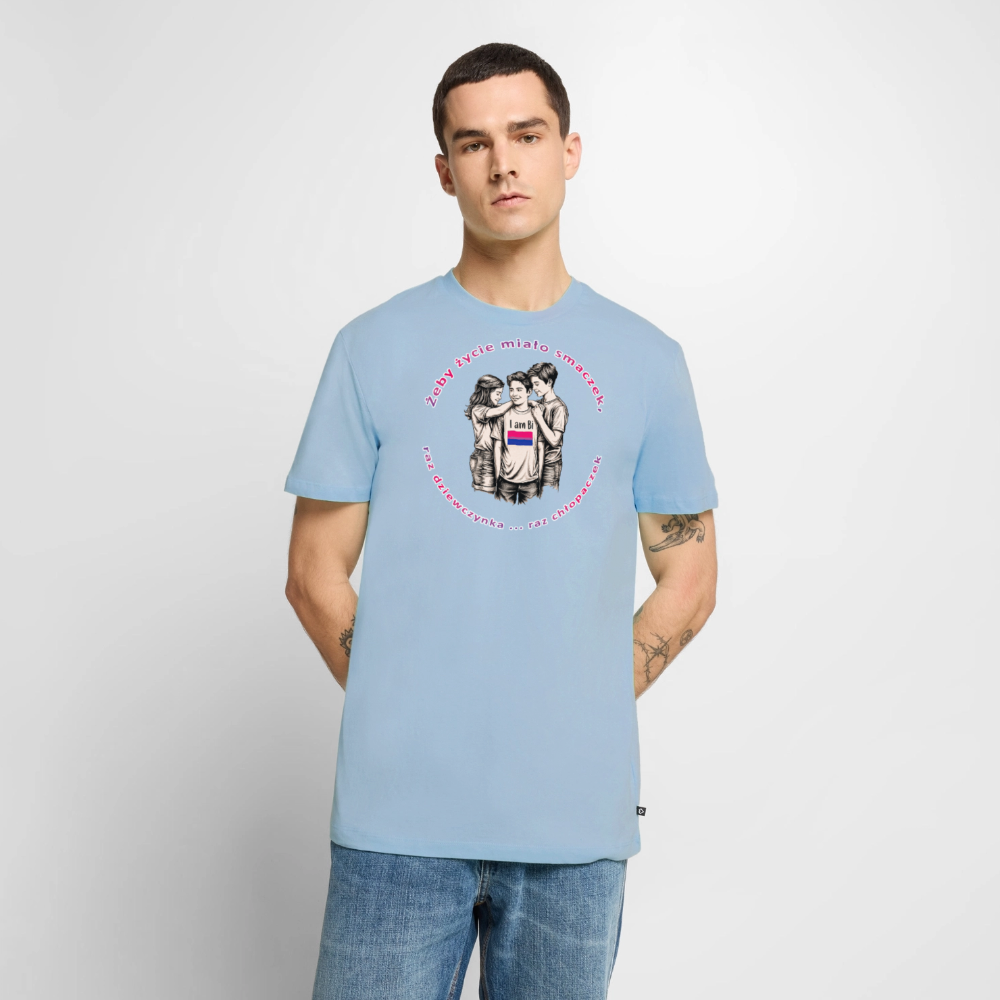 Ein Model trägt das hellblaue T-Shirt mit der „I am Bi“-Skizze. Die Illustration und die kreisförmig angeordneten Worte „raz dziewczynka ... raz chłopaczek“ symbolisieren die Schönheit bisexueller Liebe.