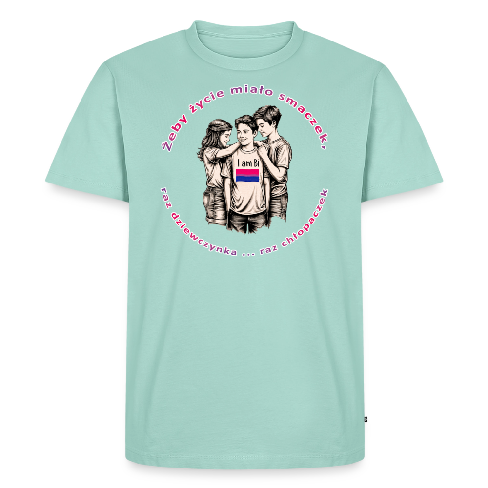 Das mintgrüne T-Shirt zeigt das Bisexual-Pride-Design im illustrativen Bleistift-Stil. Die pinke kreisförmige Schrift kontrastiert mit der detaillierten Zeichnung und setzt ein klares Statement für Bi-Sichtbarkeit und Lebensfreude.