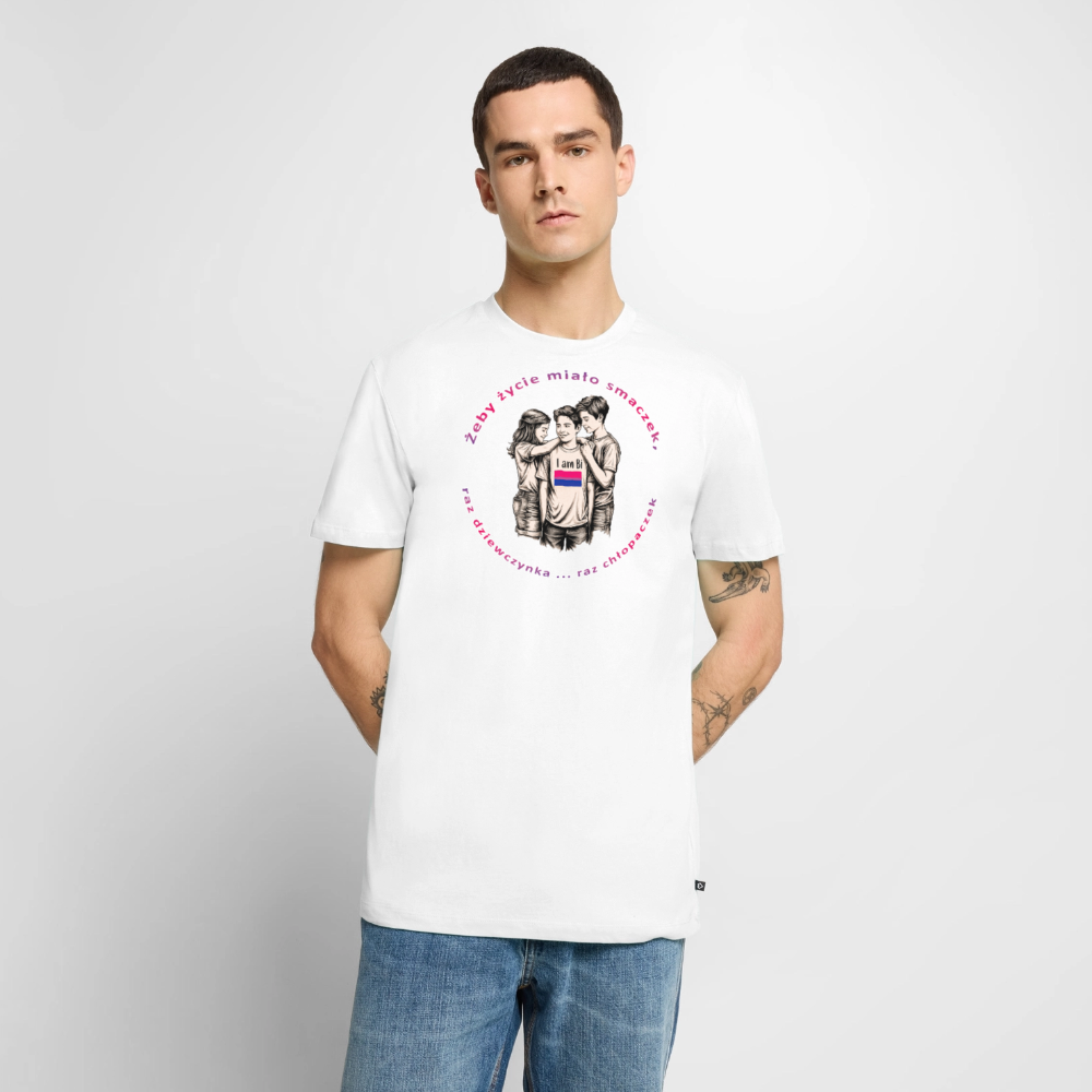 Ein Model präsentiert das weiße T-Shirt mit dem handgezeichneten Bisexual-Design. Der Kontrast zwischen der Skizze und dem weißen Stoff betont die Botschaft von Stolz und Community-Zusammenhalt.