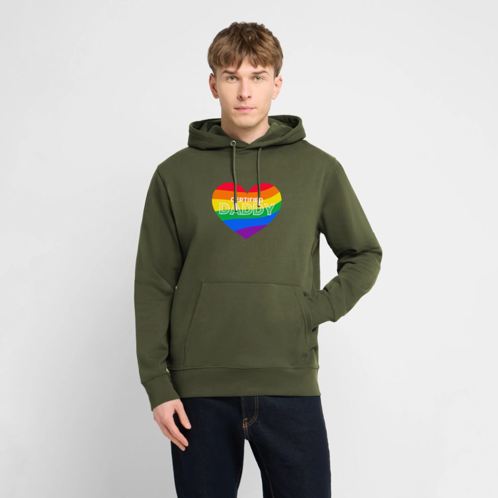 Mann trägt khaki grünes Bio-Hoodie mit dem farbenfrohen CERTIFIED DADDY Pride Herz