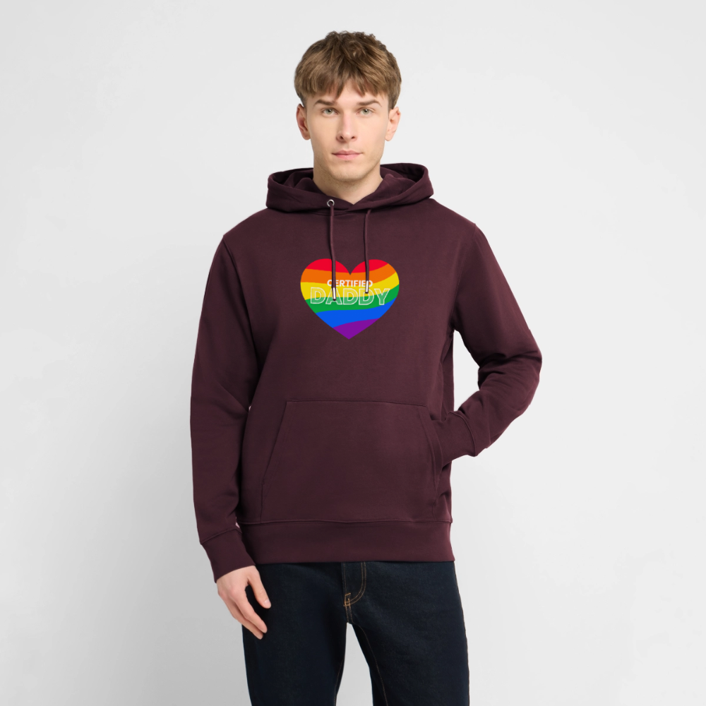 Junger Mann in maroonfarbenem Hoodie mit "CERTIFIED DADDY" Kink Fetish Design – stilvolles Statement für die Daddy Community