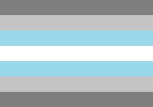 Freigestellte Demiboy Flagge aus Polyester im Format 150x90 cm. Die horizontalen Streifen in Dunkelgrau, Hellgrau, Hellblau und Weiß sind klar zu erkennen. An der linken Seite befinden sich zwei Metallösen zur Befestigung.