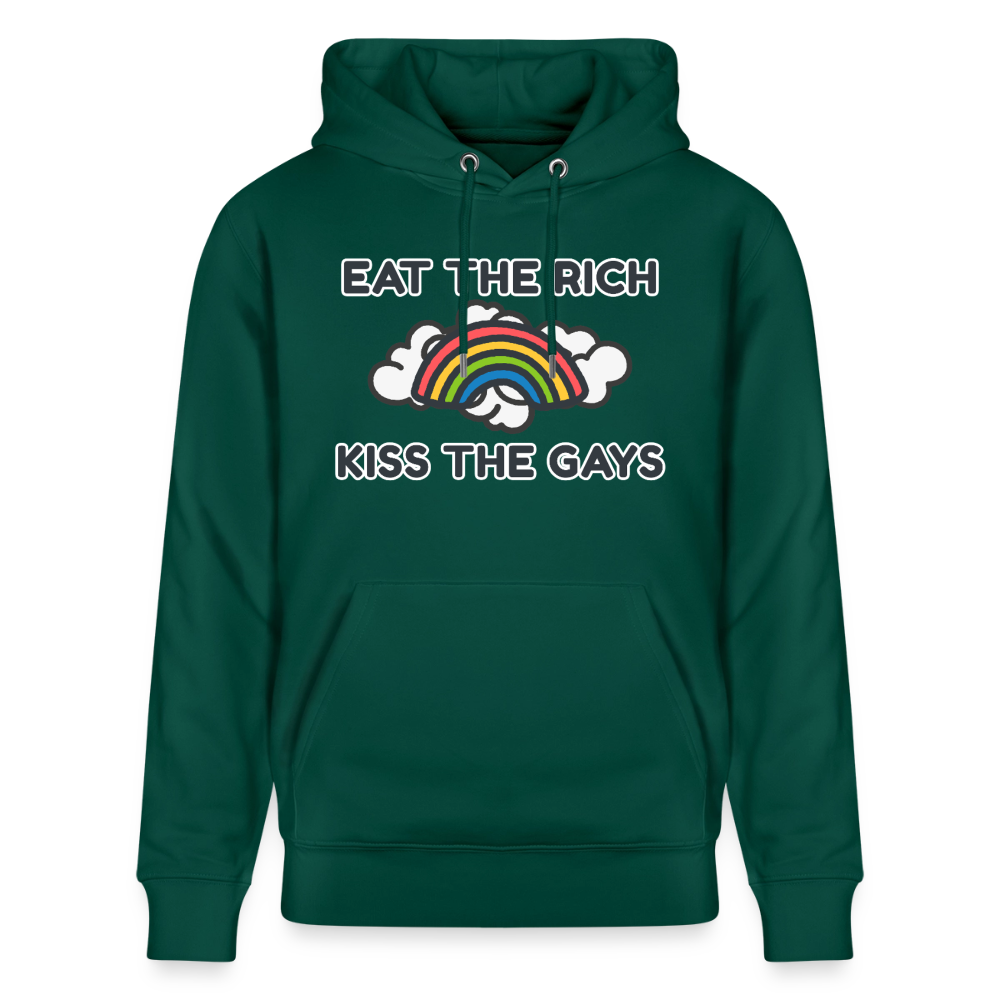 Tiefgrüner Forest-Hoodie mit der fetten Typografie „Eat The Rich Kiss The Gays“. Freigestellt auf transparentem Hintergrund, zeigt das Regenbogen-Design unmissverständlich eine starke queere Haltung.