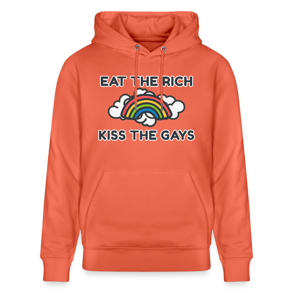Freigestelltes hellrotes Kapuzenshirt mit dem provokanten Spruch „Eat The Rich Kiss The Gays“. Ein strahlender Regenbogen in der Mitte verbindet queeren Stolz mit klarer politischer Ansage.