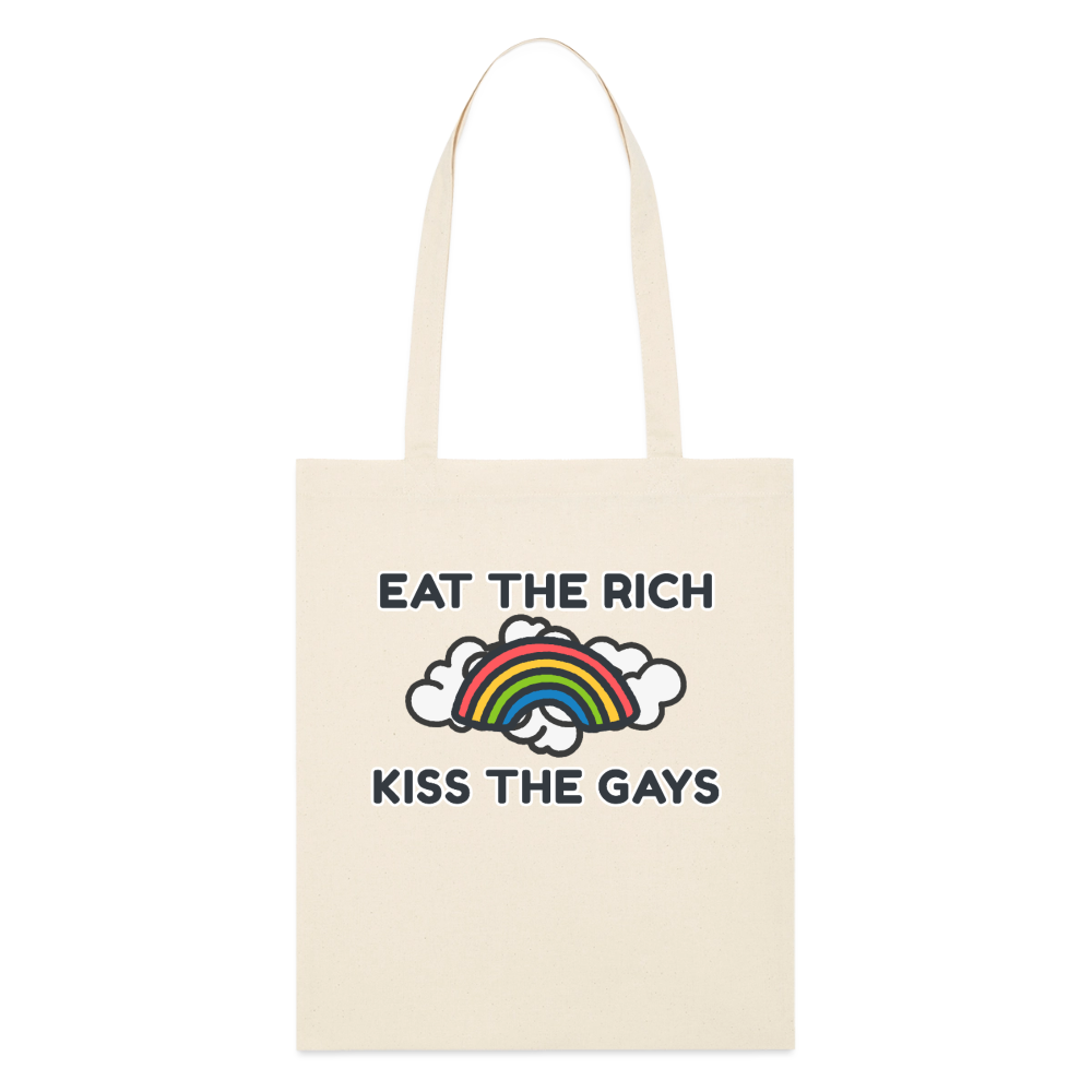 Die fette Schrift „Eat The Rich Kiss The Gays“ hebt sich stark von diesem naturfarbenen Stoffbeutel ab. Freigestellt auf transparentem Grund, zeigt der bunte Regenbogen in der Mitte klaren LGBTIQ-Pride.