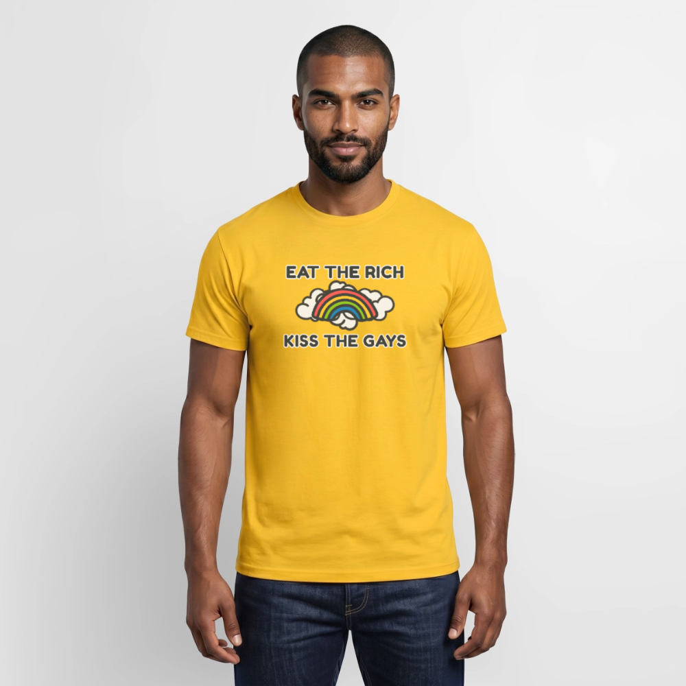 Queerer Aktivismus im Alltag: Das sonnengelbe T-Shirt mit dem humorvollen "Eat The Rich Kiss The Gays" Print wird von einem Model getragen. Die gezeichneten Comic-Wolken lockern die starke politische Botschaft auf