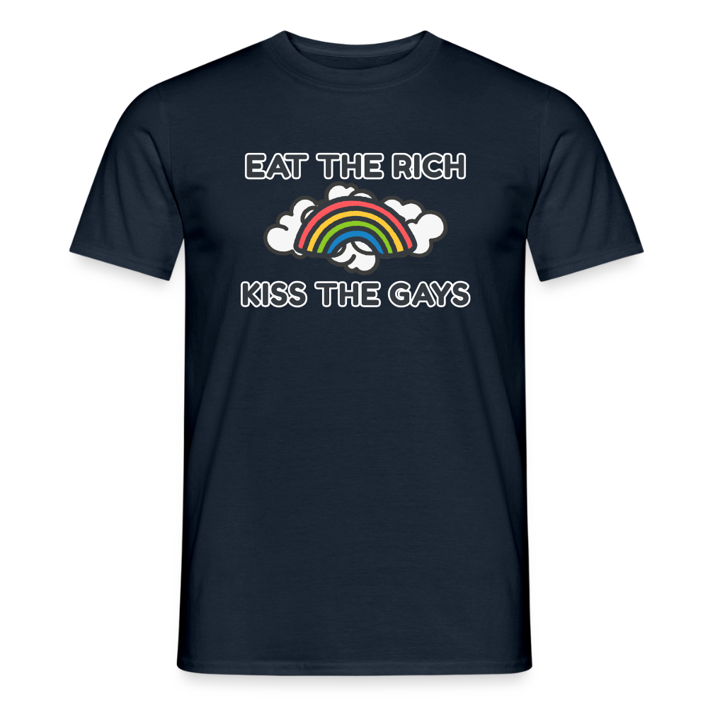 Freigestellte Ansicht des navyblauen LGBTIQ-Shirts. Das Design zeigt mittig einen leuchtenden Regenbogen auf weißen Wolken, eingerahmt von der radikalen antikapitalistischen Botschaft "Eat The Rich Kiss The Gays"