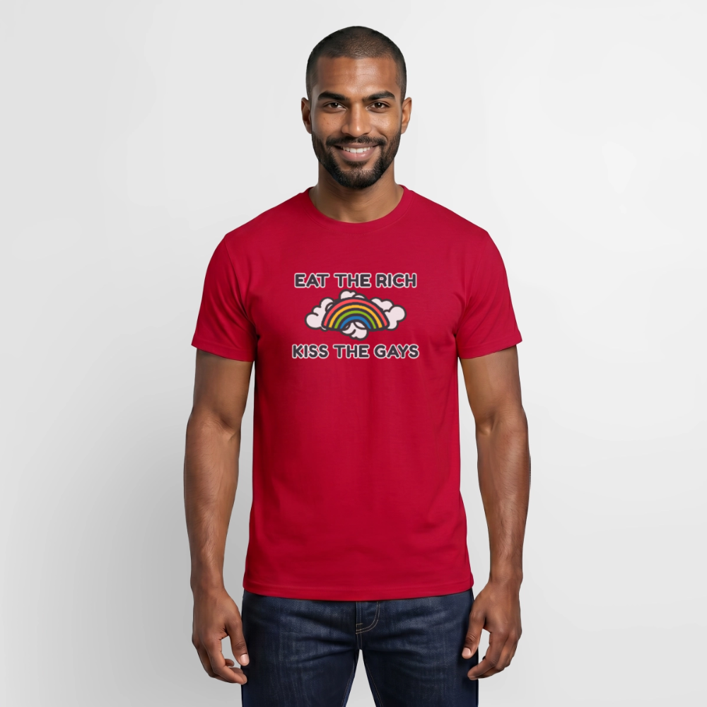 Politischer Widerstand zum Anziehen: Ein Model trägt das rote T-Shirt mit dem antikapitalistischen "Eat The Rich" Slogan und einem leuchtenden Regenbogen für mehr Sichtbarkeit in der queeren Community