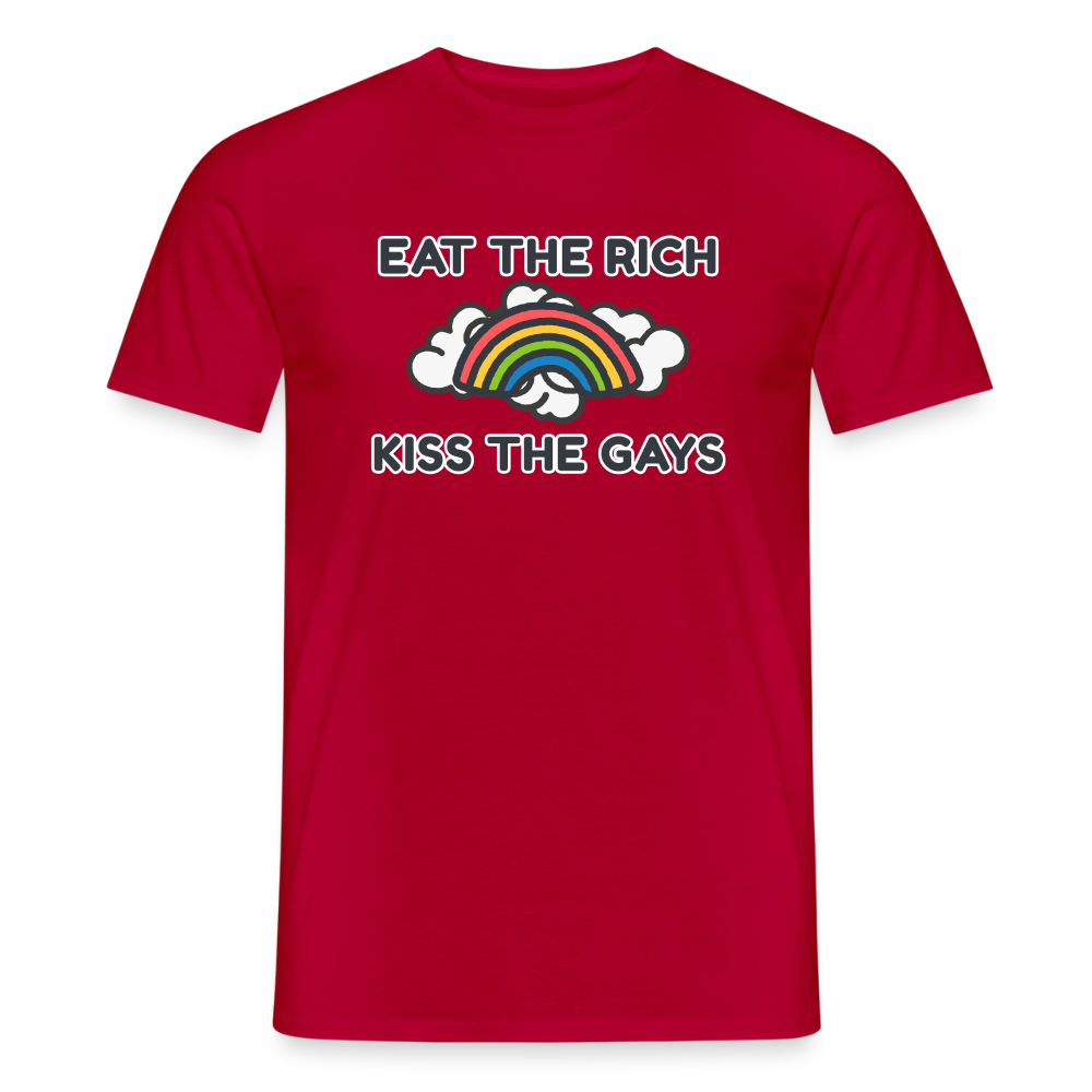 Reines Produktfoto eines roten T-Shirts, verziert mit einem unmissverständlichen linken Statement. Der bunte Cartoon-Regenbogen bricht die harte Botschaft "Eat The Rich Kiss The Gays" auf charmante Weise auf und macht das Oberteil zum idealen Begleiter für jede Demo