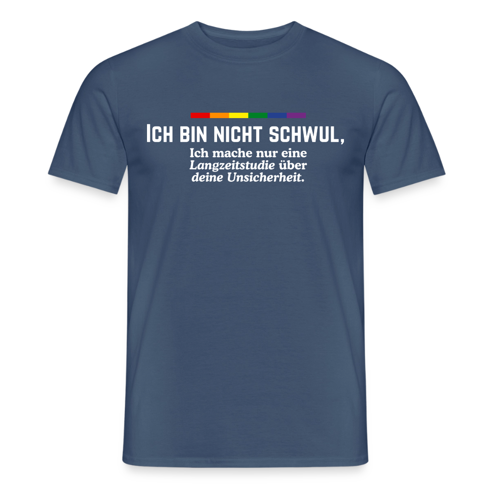 Wer Jeans-Töne liebt, bekommt hier den passenden Konter. Das dunkelblaue Denim-Shirt präsentiert in weißen Buchstaben und mit buntem Regenbogenstrich: „ICH BIN NICHT SCHWUL, Ich mache nur eine Langzeitstudie über deine Unsicherheit.“