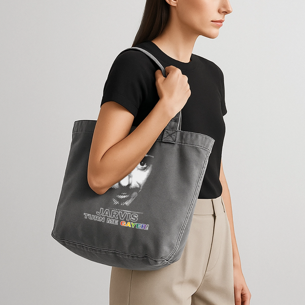 Eine schwarze Vintage-Tasche mit dem popkulturellen Jarvis-Wunsch, getragen von einem Model. Das markante Design und der humorvolle Pride-Spruch ziehen alle Blicke auf sich.