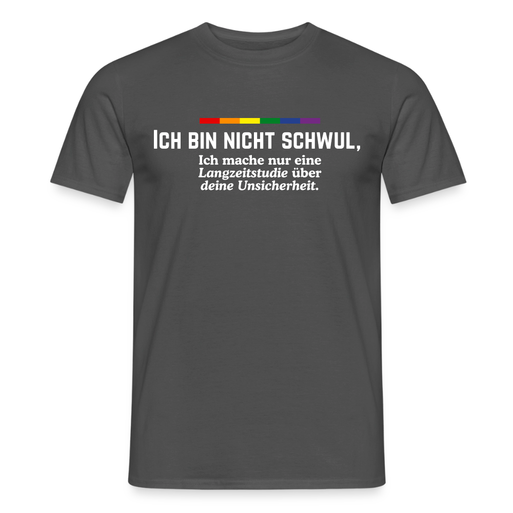 Dunkelgrauer Stoff, leuchtend weiße Ansage. Das freigestellte anthrazitfarbene Oberteil zeigt unter einem kleinen Regenbogen den pointierten Text: „ICH BIN NICHT SCHWUL, Ich mache nur eine Langzeitstudie über deine Unsicherheit.“