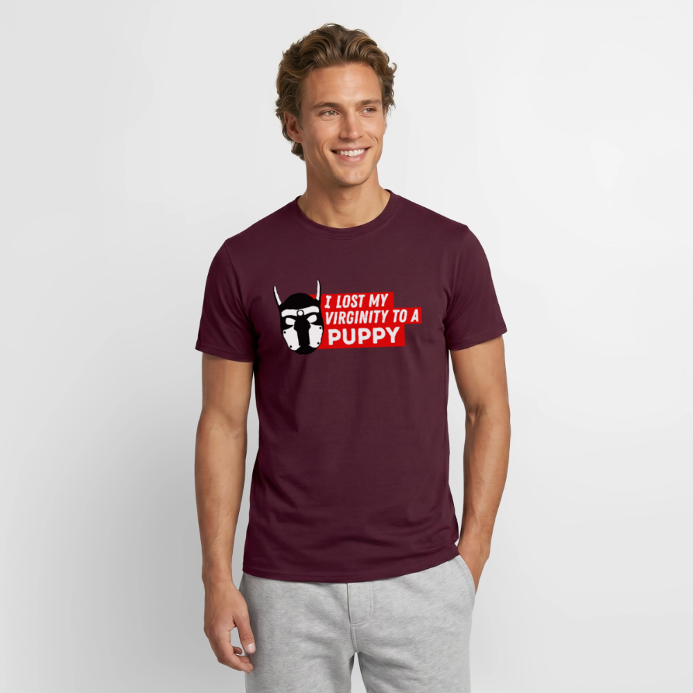 Junger Mann trägt burgunderrotes T-Shirt mit frechem Puppy Kink Statement "I Lost My Virginity To A Puppy" – humorvolles Fetish Pride Motiv