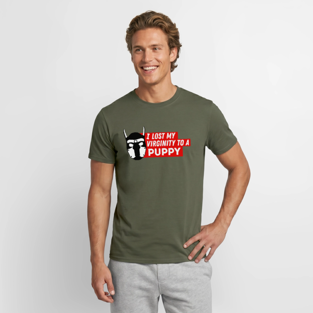 Attraktiver Mann in militärgrünem T-Shirt mit dem satirischen Puppy Design "I Lost My Virginity To A Puppy" – starkes Kink Statement