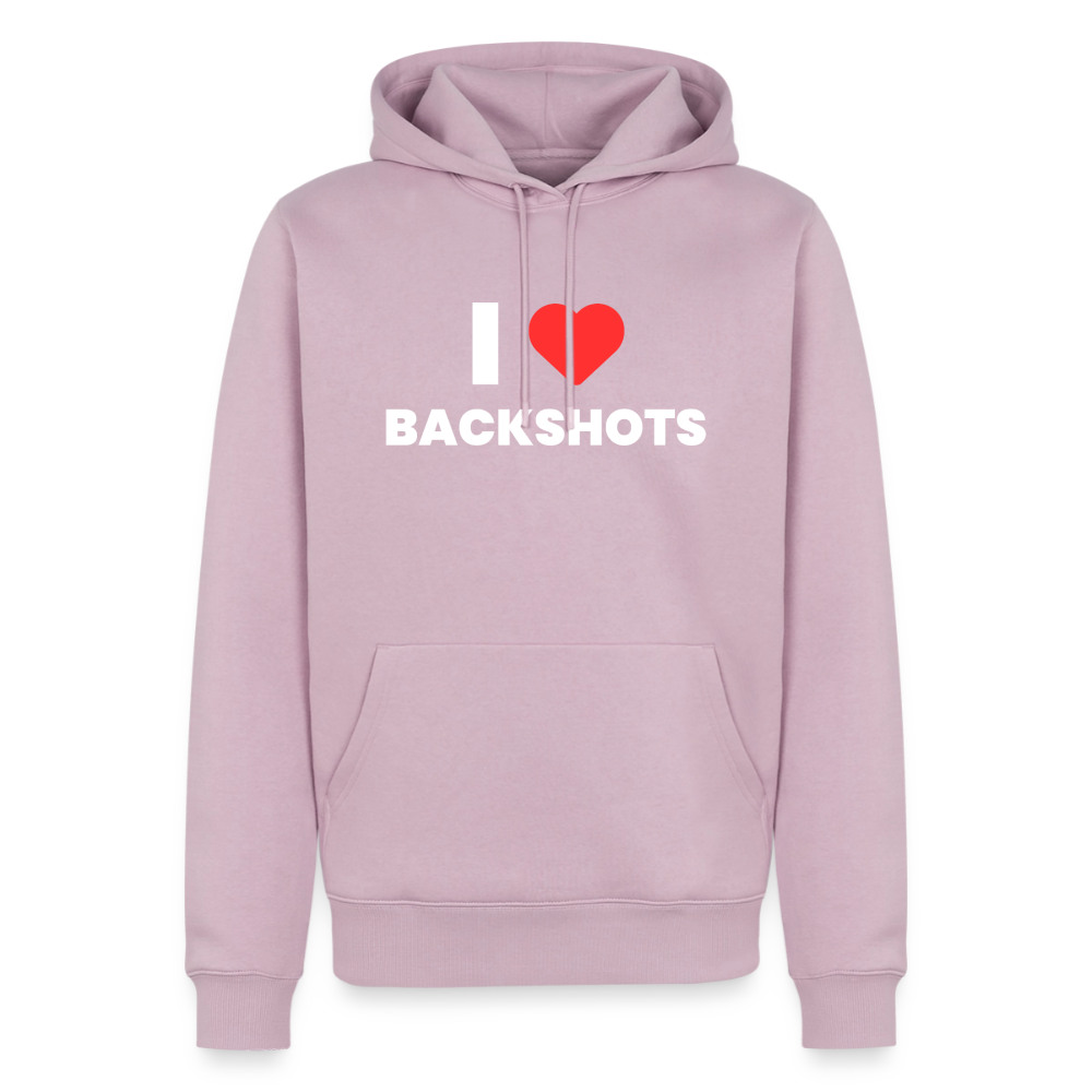 Freigestellte Produktansicht eines Hoodies in Altrosa. Das Zusammenspiel aus der sanften, trendigen Pulloverfarbe und dem schlüpfrigen Subkultur-Spruch „I ❤️ BACKSHOTS“ parodiert klassischen Kitsch auf humorvolle Art.