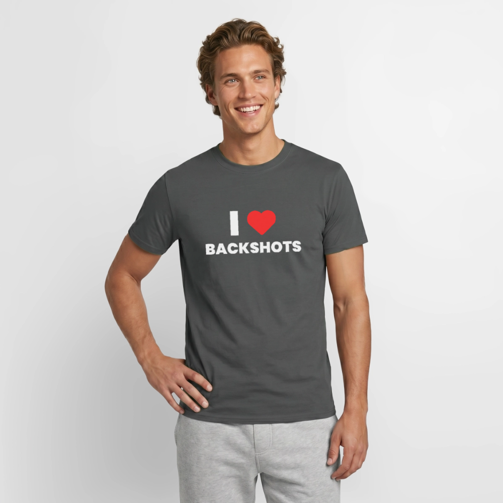 Ein lächelndes Model mit Vollbart präsentiert das anthrazitfarbene LGBTQ+-Shirt. Das lässig sitzende Oberteil zeigt die freche „I ❤️ BACKSHOTS“-Grafik und eignet sich perfekt als auffälliges CSD-Party-Outfit.