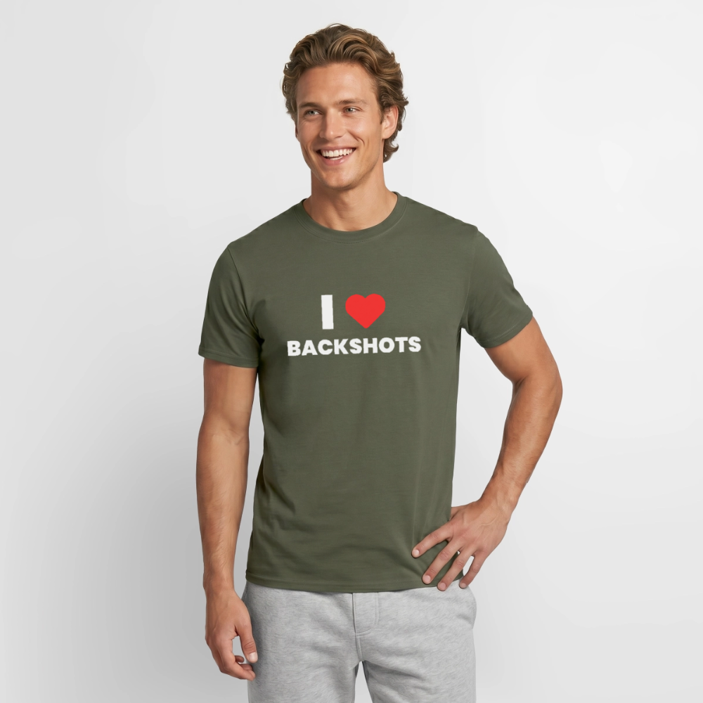 Nahaufnahme des bärtigen Models, das das militärgrüne Fetisch-Humor-Shirt trägt. Der sex-positive Brustaufdruck setzt im Kontrast zum dunklen Khaki-Farbton ein selbstbewusstes Statement für die Community.