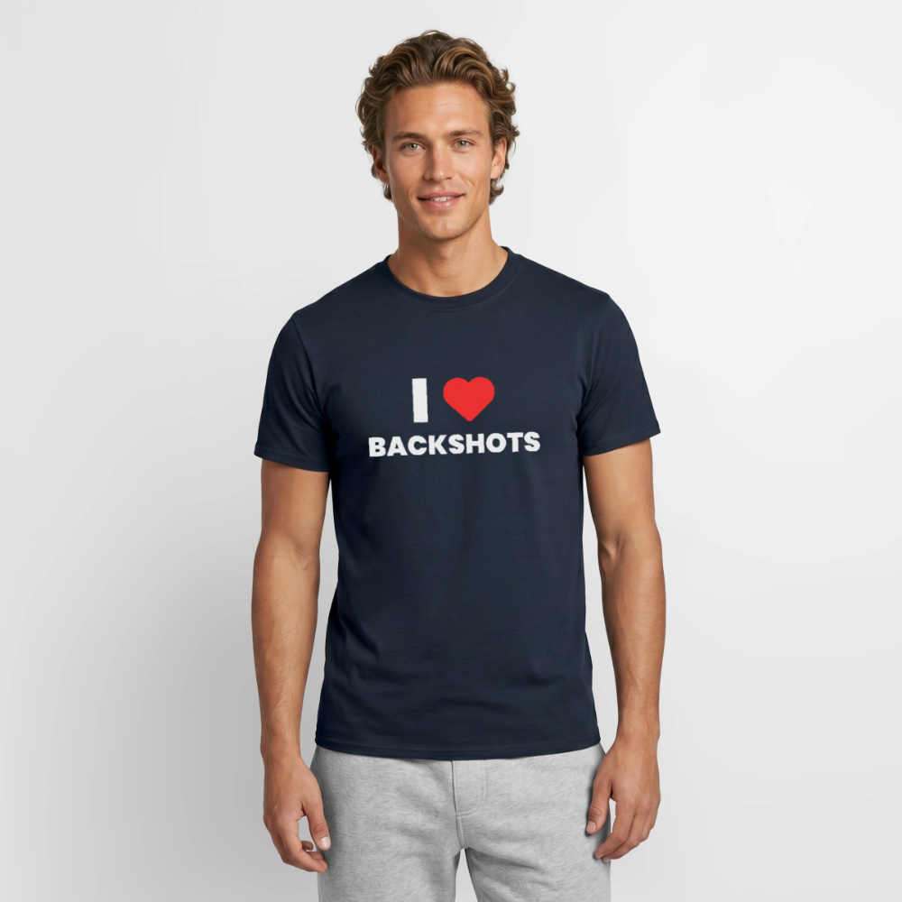 Porträtaufnahme des Models im navyblauen T-Shirt. Das rote Herz-Symbol mit der frechen Botschaft bildet ein starkes modisches Statement für tolerante und sex-positive CSD-Demonstrationen.