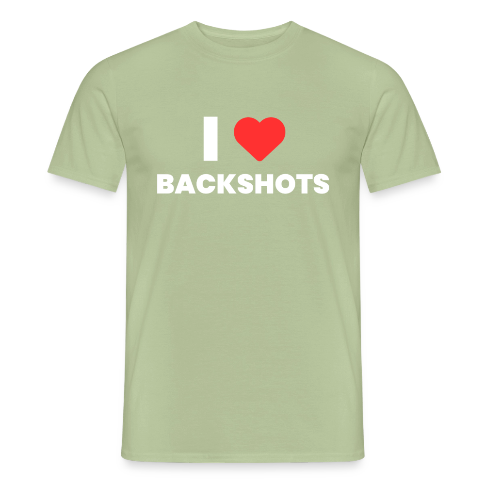 Ein salbeigrünes T-Shirt, flach ausgelegt auf transparentem Hintergrund. Auf der Brust ist das kontrastierende PrideLAB-Design mit einem roten Herz und der schwarzen Aufschrift „I ❤️ BACKSHOTS“ für humorvollen Kinky-Merch zu sehen.