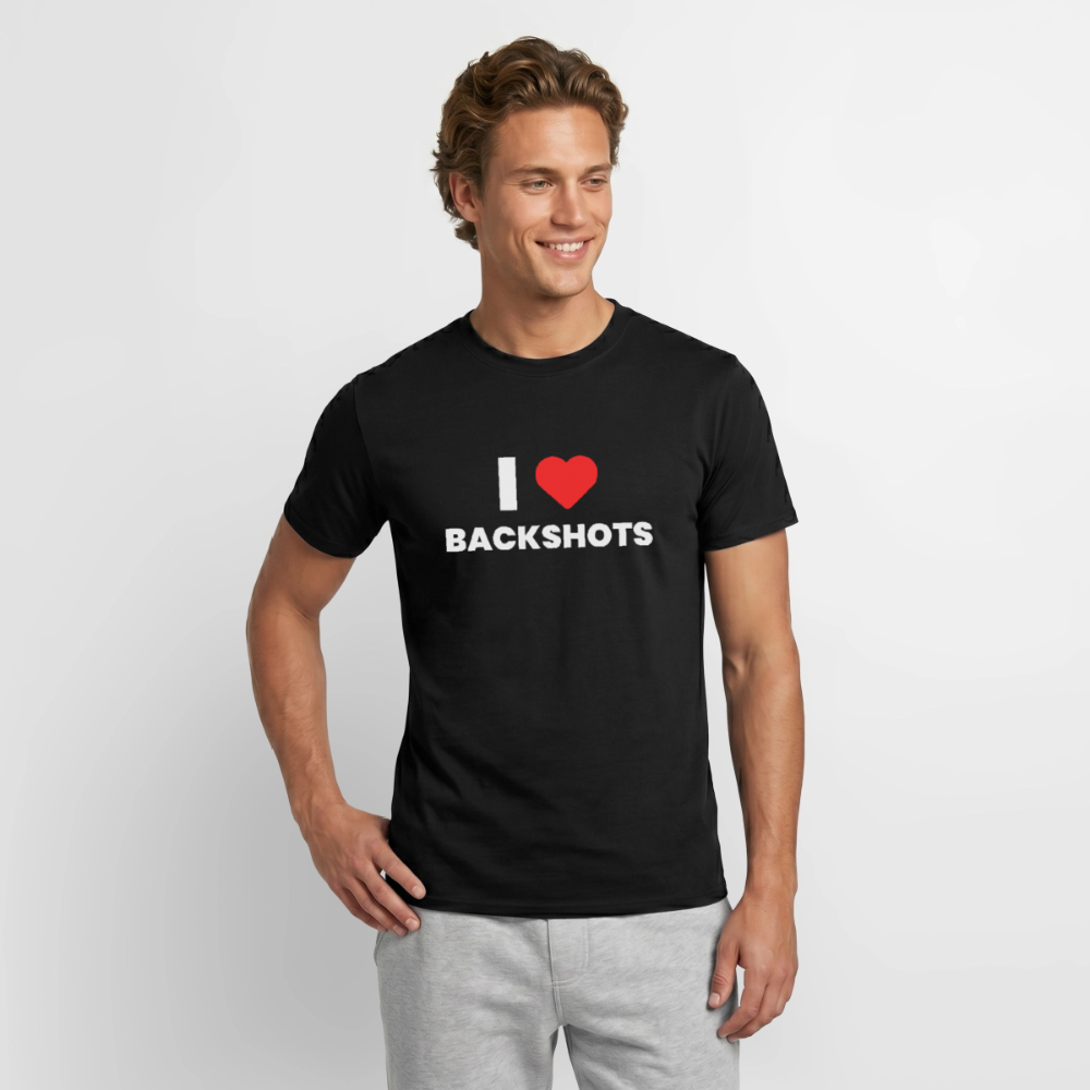 Das bärtige Model posiert im schwarzen Fetisch-Meme-Shirt von PrideLAB. Dieses Outfit ist ein absoluter Blickfang für unzensierte Partys und demonstriert selbstbewussten queeren Lifestyle.