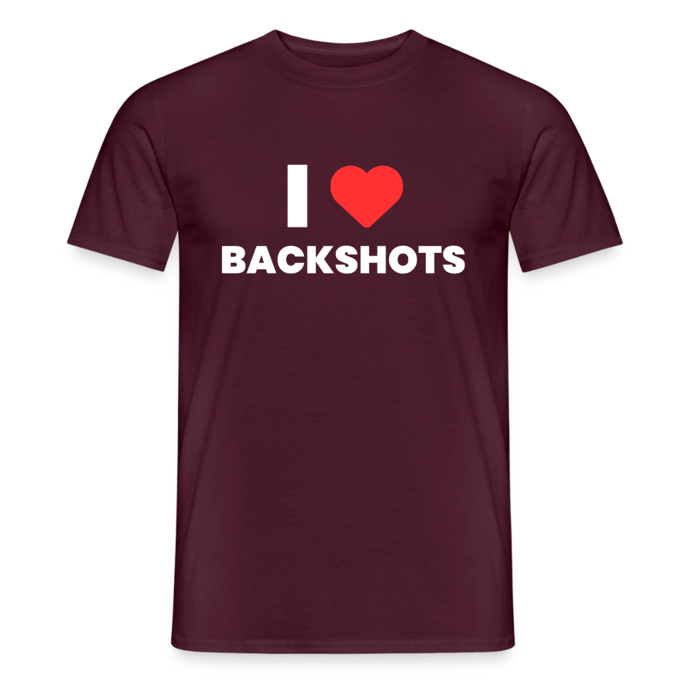 T-Shirt im Farbton Ziegelrot, flach präsentiert vor transparentem Hintergrund. Die Kombination aus rotem Untergrund-Herz und schwarzem Text kreiert ein harmonisches, aber lautes Design für kinky Pride-Events.