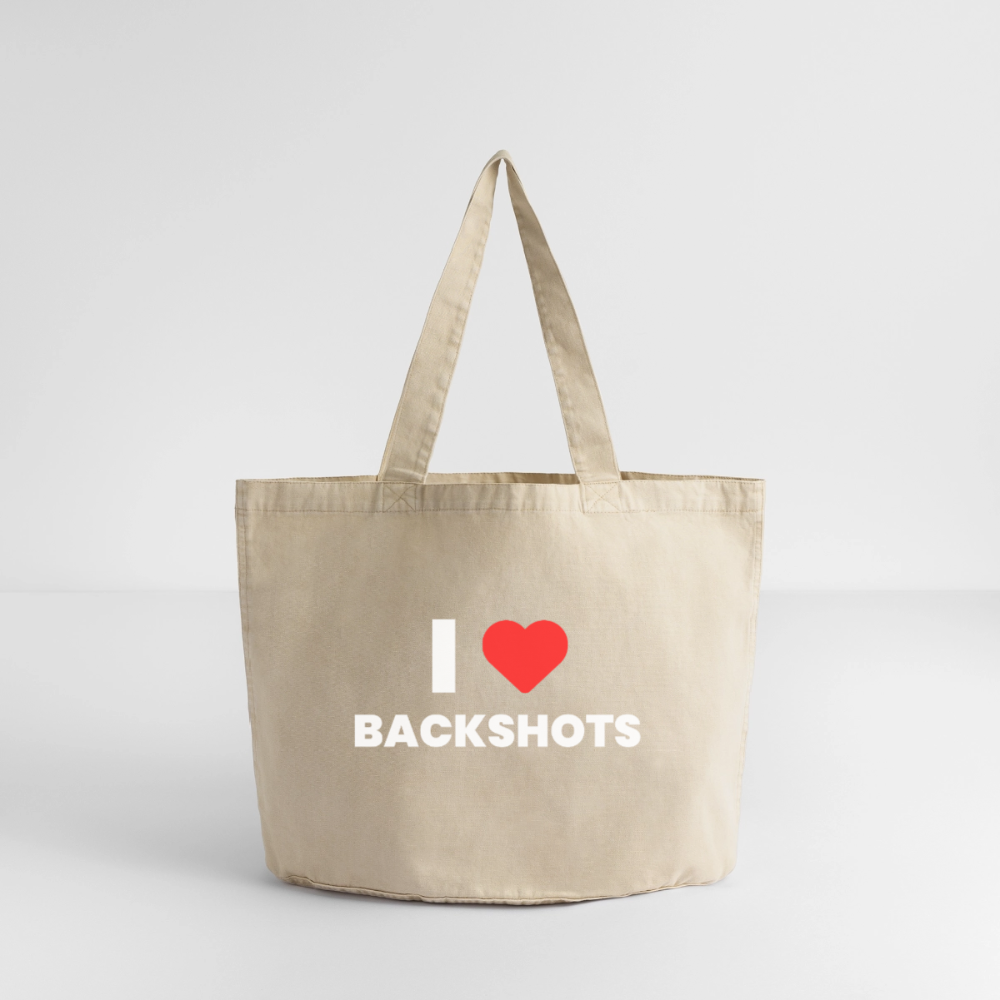 Rückwärtige Ansicht der sandbeigen Baumwolltasche, platziert auf hellem Untergrund vor einer cleanen Studiowand. Die doppelseitige Bedruckung garantiert unzensierten, queeren Humor und volle Sichtbarkeit aus jeder Perspektive.