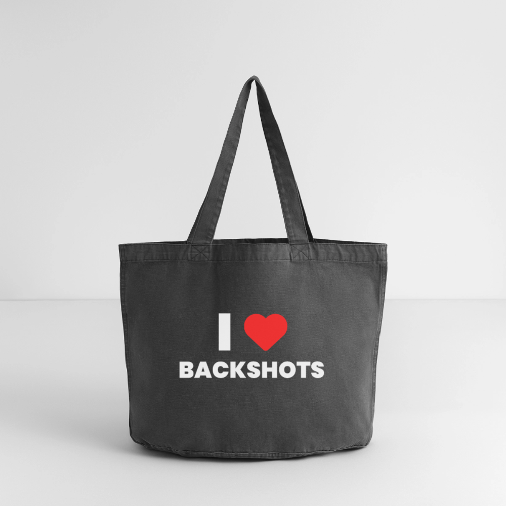 Die Rückseite des gewaschenen, schwarzen Shoppers steht stabil auf dem weißen Studioboden. Die Doppelnähte rahmen das zweite, identische Kinky-Logo ein, was das Accessoire zum idealen Begleiter für Festivals und Clubnächte macht.