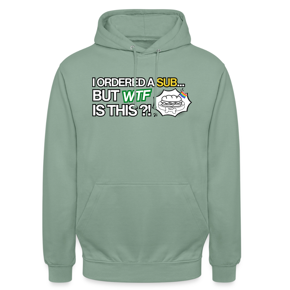 Das graugrüne Unisex-Oberteil präsentiert sich als sauberer Produkt-Freisteller ohne Hintergrund. Zentral aufgedruckt verbindet die Grafik queere Pop-Art mit einem humorvollen Spruch über ein missglücktes Sub-Sandwich-Date.