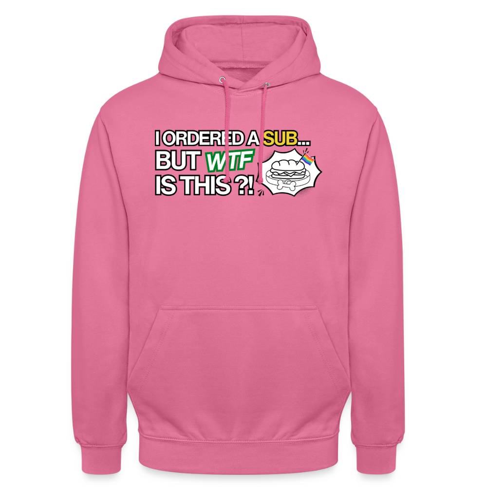 Ein knallpinker Kapuzenpullover zeigt die witzige Illustration eines voll belegten Sandwich-Baguettes, aus dem zwei markante Hundeohren herauslugen. Das bunte Motiv mit der integrierten Regenbogenflagge setzt einen lebhaften Kontrast auf der freigestellten Brustfläche.