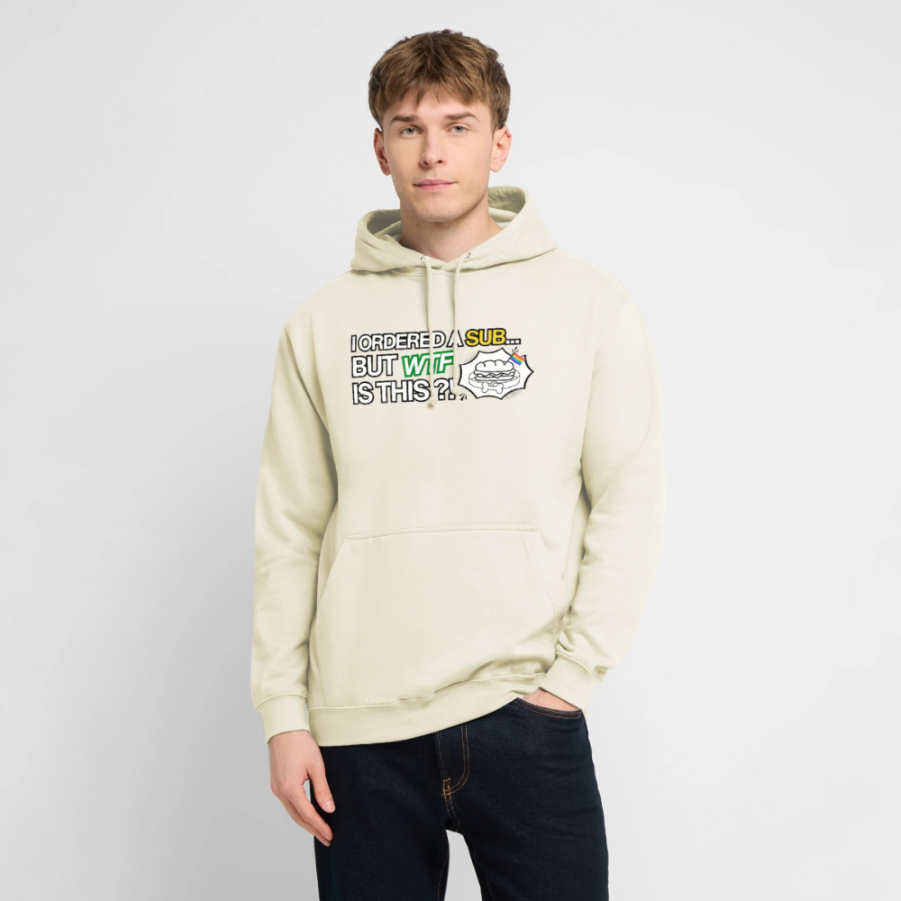 Ein männliches Modell trägt den hellen Hoodie in der Nuance Vanille-Milchshake. Die Comic-Illustration mit den versteckten Hundeohren im Baguette macht das Kleidungsstück zum ultimativen Eisbrecher für die Pride-Community.