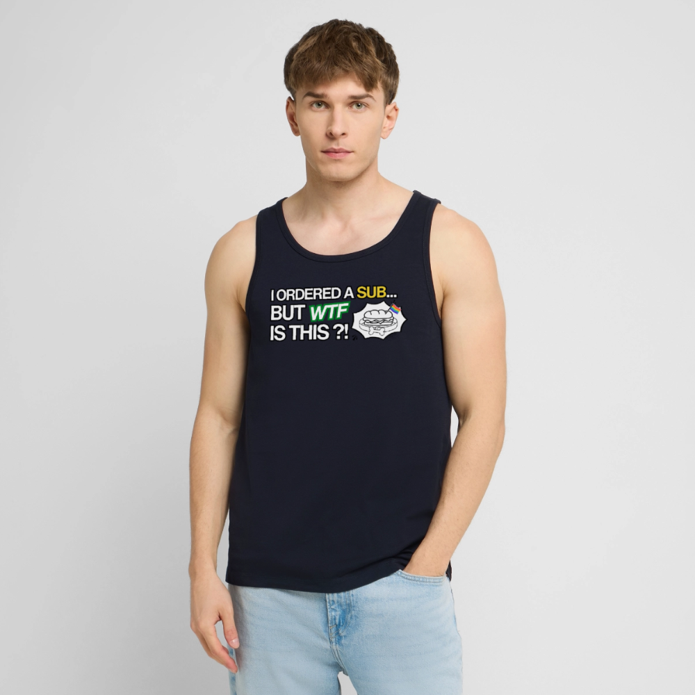 Präsentation des navyblauen Fetisch-Muskelshirts an einem männlichen Modell mit Vollbart. Das farbintensive Pride-Motiv auf der Brust sorgt durch das doppeldeutige BDSM-Wortspiel für maximale Sichtbarkeit auf Festivals und Partys.